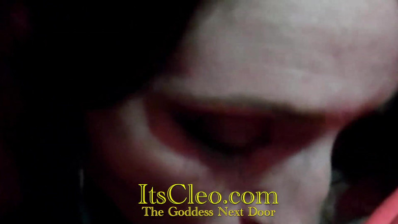 Cleo: Cleo scopa e succhia da vicino