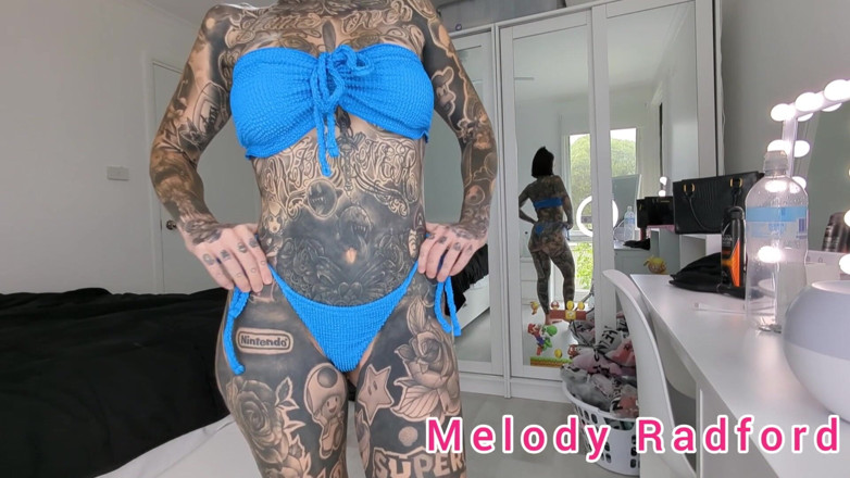 Melody Radford: ダークブルーとライトブルーのフリリーマイクロビキニ試着 ホールメロディ ラドフォード