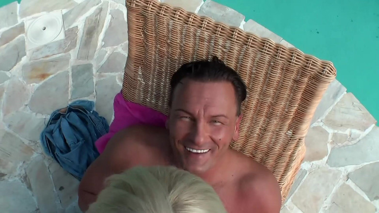 Big Boobs Babe: Venkovní blondýna DP vášeň u bazénu