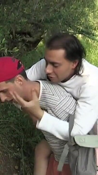Pierino je chyceno učitelem, který sledoval, zatímco šla na záchod, ale tak vzrušená, že ho šuká