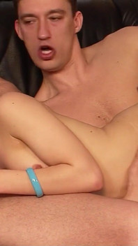 Geile magere blonde tiener Niki gefilmd in een trio met stiefbroer en vriend