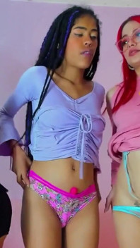 kaamuk lesbiyan sho unki choot chaat rahi hai aur apni choot men apne haathon se khel rahi hai