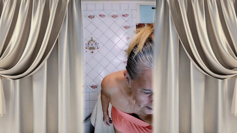 Lukerya: Starší žena v domácnosti Lukerya v kuchyni. Veselé flirtování