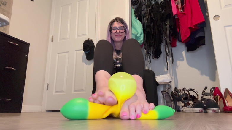 Peppermint Giantess: Una elastica banana squish taglia 26 piedi