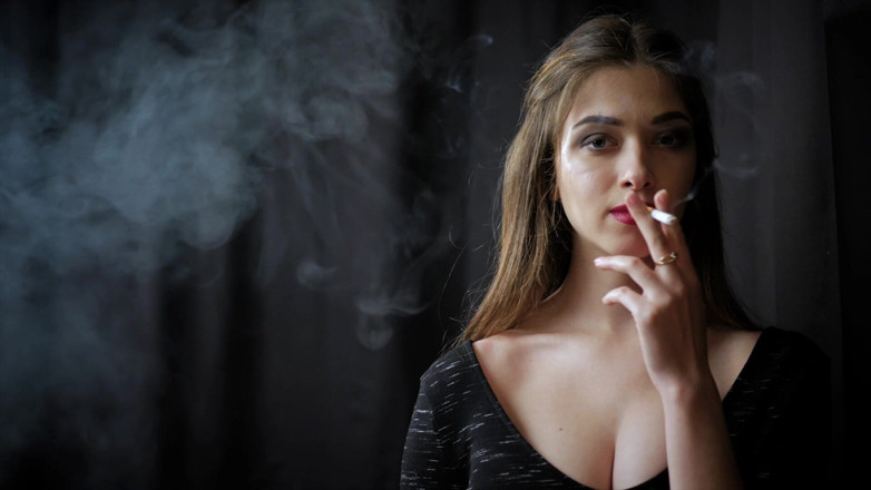 Russian Smokers: बहुत सुन्दर बेब इरीना सिगरेट पीते हुए कैमरे पर पोज दे रही है (hd)