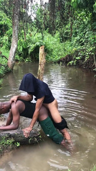 Nigeryjczycy chłopcy przyłapani na seksie w bagnie z krzakami zaokrąglanymi