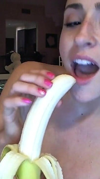 Cleo fa un pompino a una banana