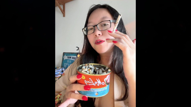 Smoking Asian: Asiatica fumatrice esotica: unghie rosse, labbra rosse che fumano La...