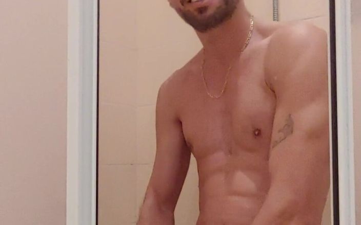 Boy jerking off: Spune-mi, vrei să faci un duș cu mine?