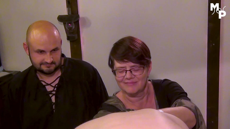 Schwester Sandra: Padrona Sandra e Marcus Pollack fistano i loro schiavi bisex