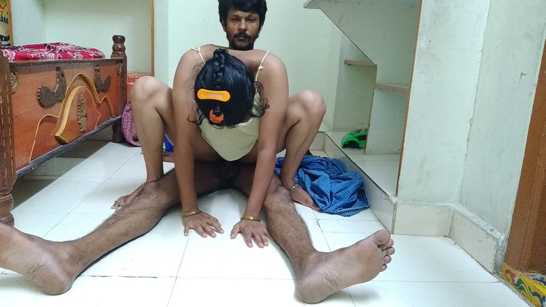 Telugu Couple: Bacaklarını genişçe açan seksi Hintli teyze içine boşalıyor