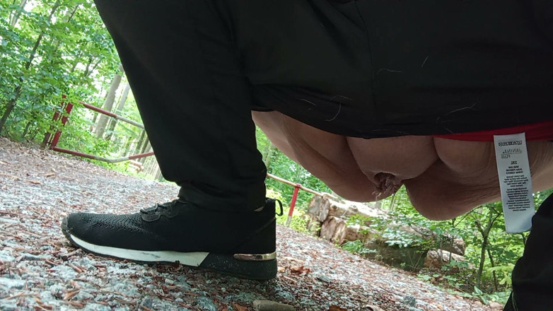 tammara big: Flattulensen Pissing and Farting Outdoors