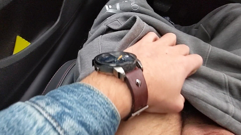 SlipCouple: Handjob in the car on a very busy street o...