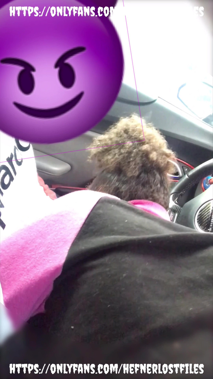 PlayboyHef: Ả điếm xinh đẹp bú cặc của tôi trong một chuyến đi đường