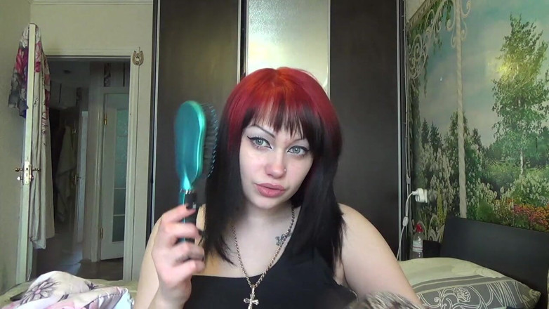 Goddess Misha Goldy: Ich bürste meine haare mit kleiner und großer bürste und...