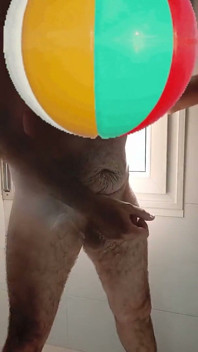 Knappe, volwassen mollige met een grote dikke lul die mijn lul en eieren in de douche in close-up schoort