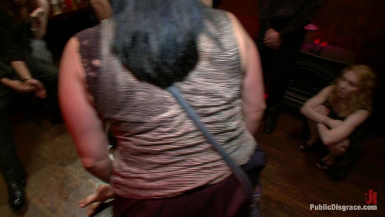 Public Disgrace by Kink: Ateşli 19 yaşındaki sürtük ilk erkek / kız çekimini yapıyor!