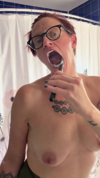 Spazzolino da denti in topless!