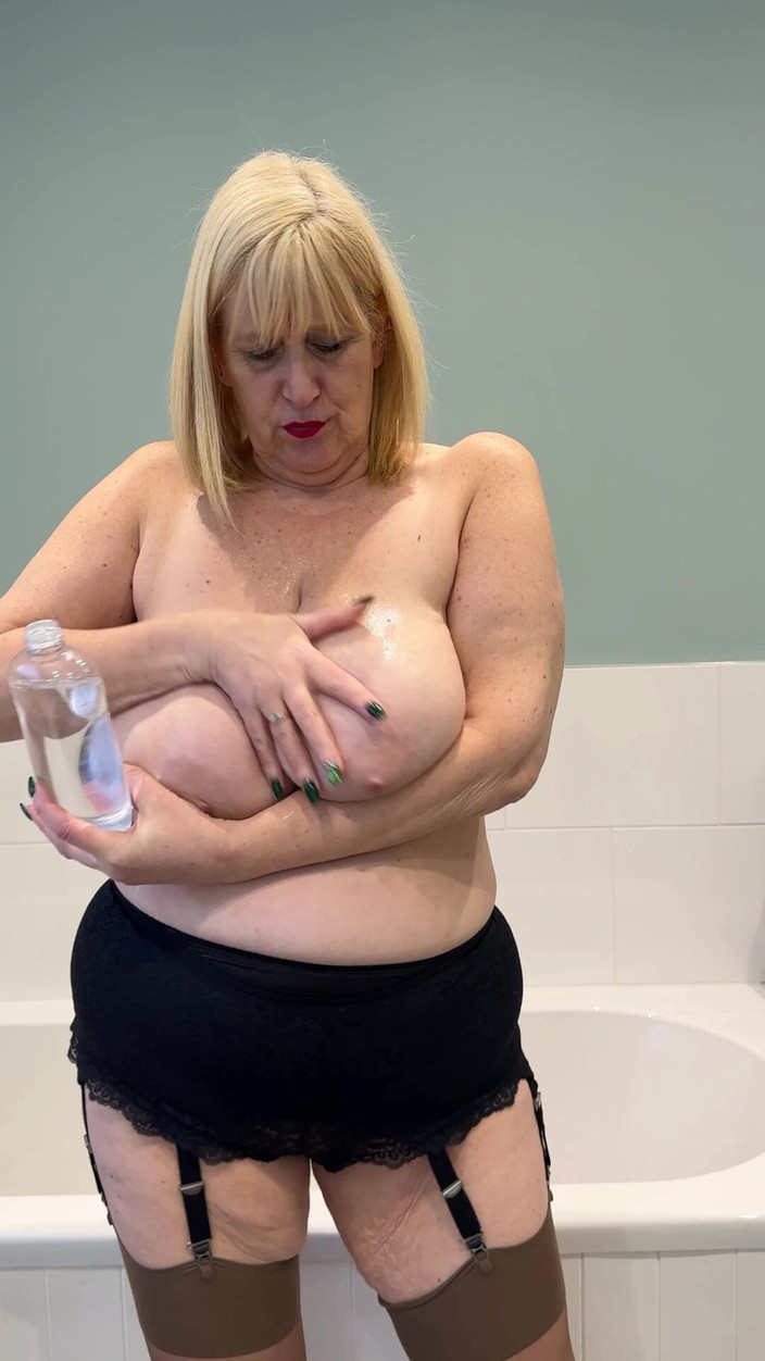 catherinecan69: Saya mempunyai sebotol minyak. Minyak sehingga Tetek Saya, Pantat dan...