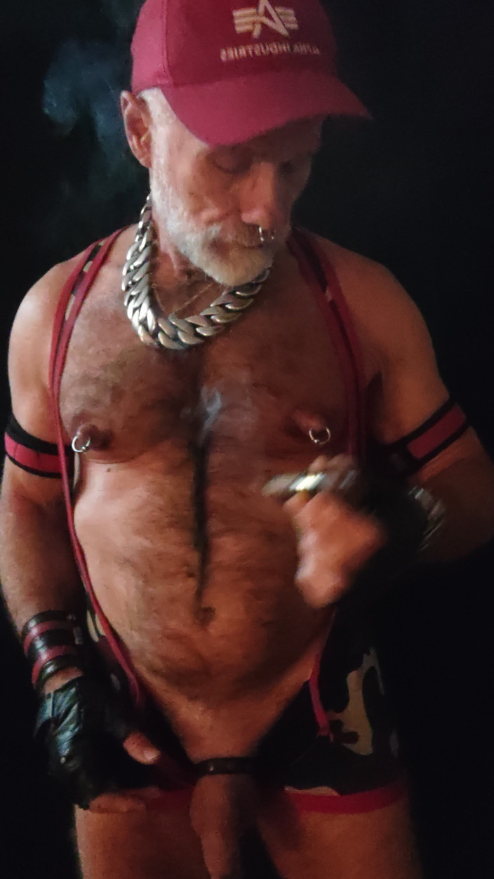 MusclesCigarsFFPig: I capezzoli muto mentre fumano gar