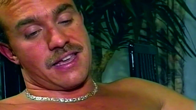 TRASHPORN: Deneyimli esmer kaslı delikanlının götünü dilliyor ve genişliyor