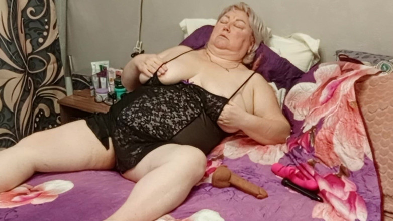 Zona901: Свекруха мастурбує свою соковиту м'ясисту пизду