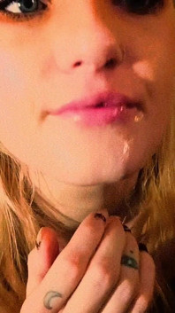 Une salope suce une grosse bite et se fait éjaculer sur le visage en tant que thanx