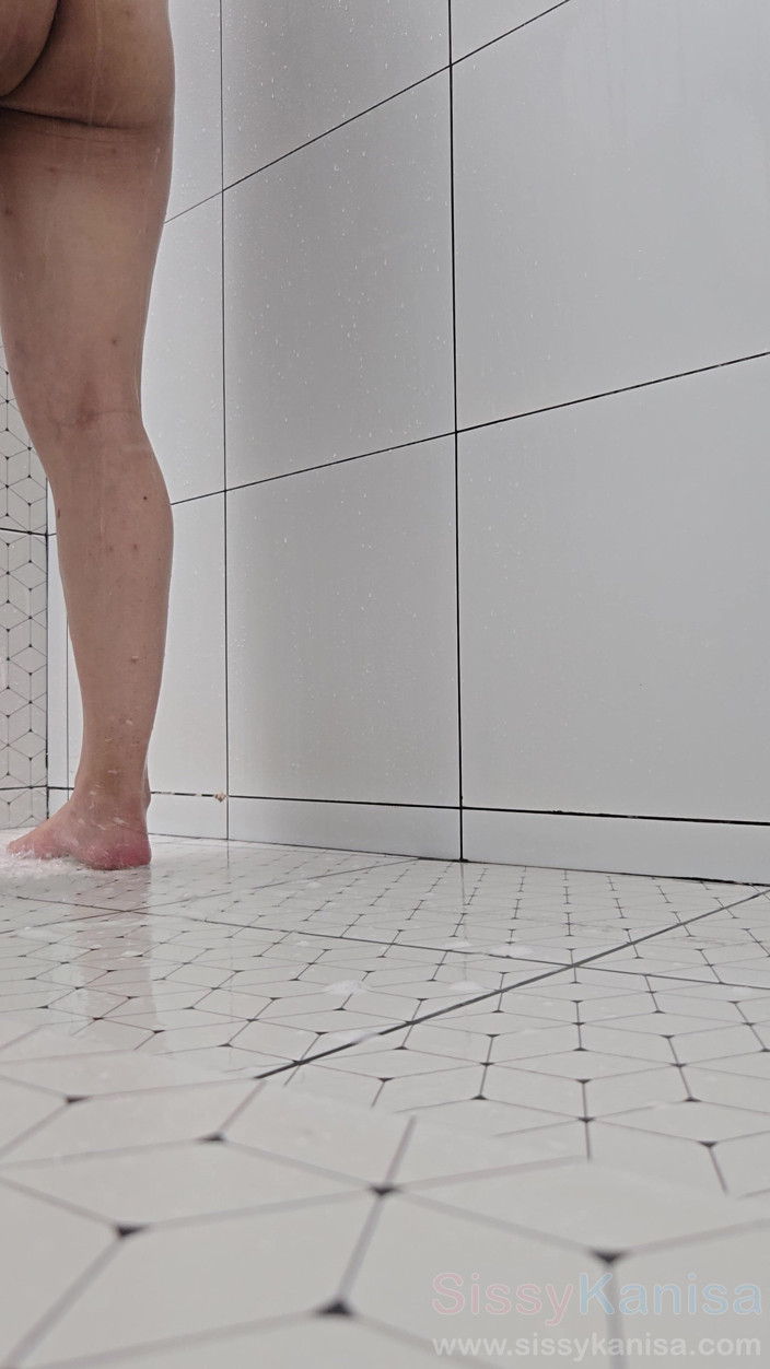 SissyKanisa: Banci Kanisa menjolok lubang pantatnya semasa mandi