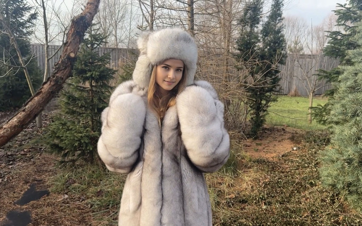 Ruda Cat: Buitenshuis plagen, bontjas, bonthandschoenen, bonthoed. Perfecte bontfetisj seks!