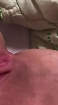 Pieprzona ciasna cipka z grubym dildo