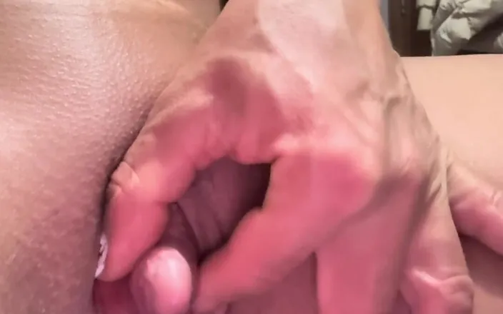 Alesyamuscledoll: Stroking Huge Clit