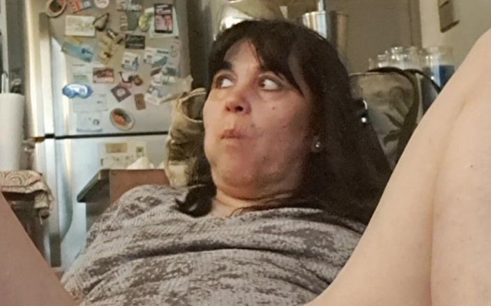 Mommy big hairy pussy: Мілфа любить банани. Ми дамо їм великий палець вгору.