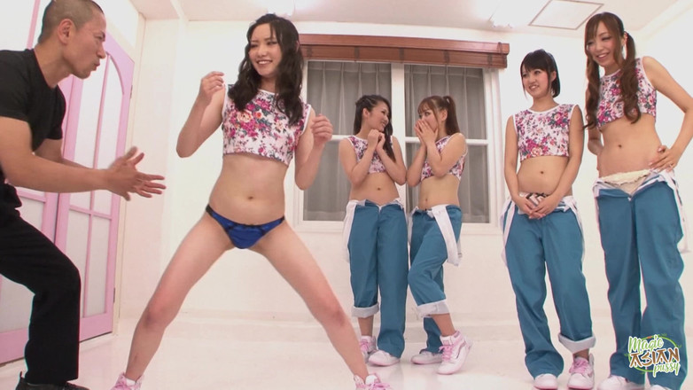 Magic Asian Pussy: 起初我们跳了性感的舞蹈，但后来所有这些人都在一起了。