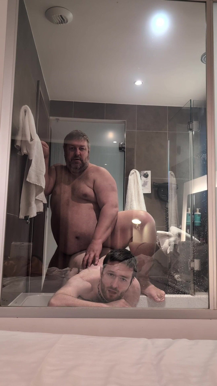 Mart_the_cat: Padrasto me fode no banheiro