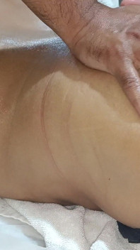 Massaggio sexy al culo da un maschio caldo