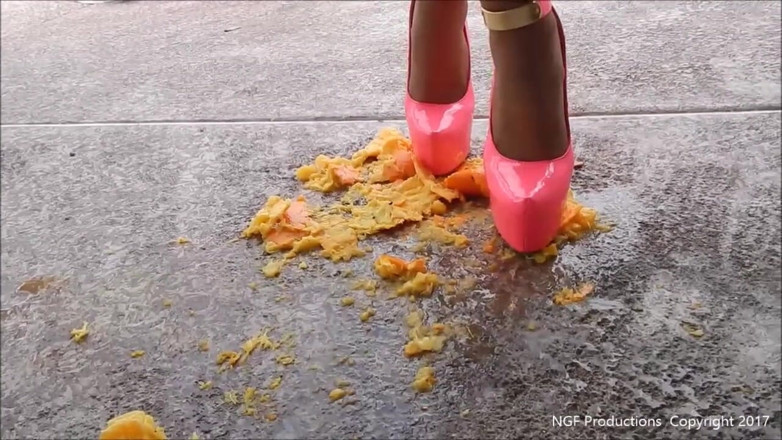 Nasty Girlfriends: Sofia stříkající oranžová drcení v růžových jehlových podpatcích