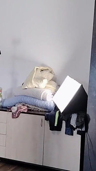 Amatör Fru Tycker Om Att Prova Kläder Och Skära Dem.