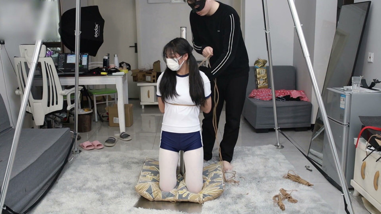Asian bondage: Iubita în ciorapi albi era legată de un stâlp de fier...