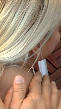Une blonde poilue sexy se fait baiser dans la chatte dans la nature