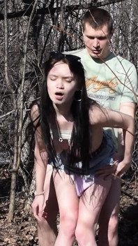 Eine freundin spionierte aus und filmte den sex eines jungen paares im wald