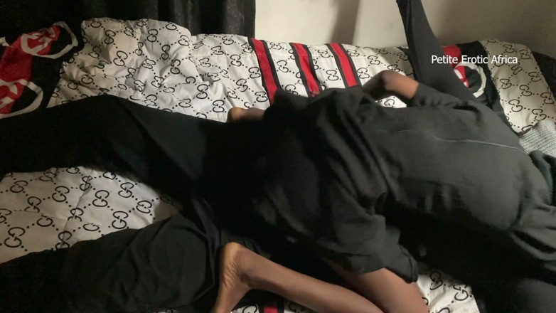 Petite Erotic Africa: Lovet chevauche entièrement habillée