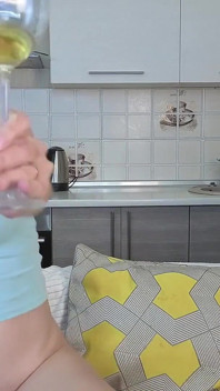 Due ragazze, un bicchiere - gioco di pisciare malizioso