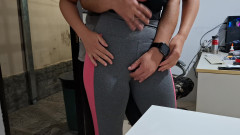 Gabi SweetCouplesStories: Masturbuje się na stole z pomocą sąsiada