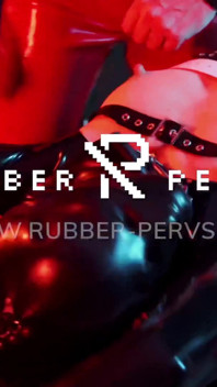 कामुक रबर लड़की को चुदाई मशीन उपचार की जरूरत है