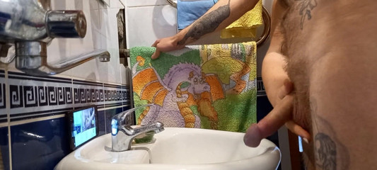 Zona901: Dans la salle de bain, une fille m'aide à me masturber...