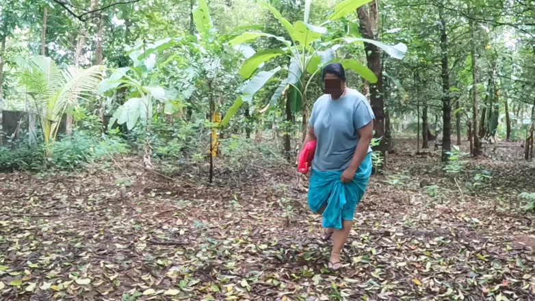 Anne Ipe: Awek montel desi berbogel di dalam hutan