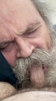 Schnurrbart Papi verehrt schwanz, schluckt sperma