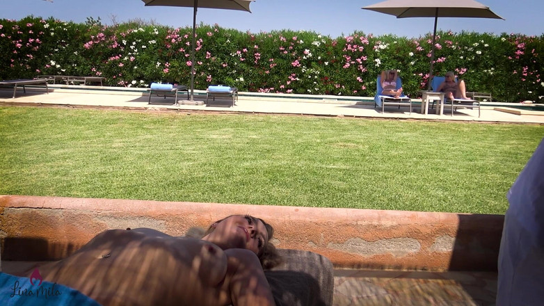 Lina Mila: İçine boşalma masajı seks mi?! Olgun masaj terapisti (56) beni sikiyor!