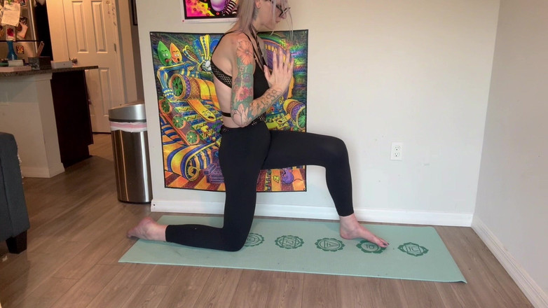 Peppermint Giantess: 67 sessione di yoga alta - 13 minuti di stretching e flessibilità