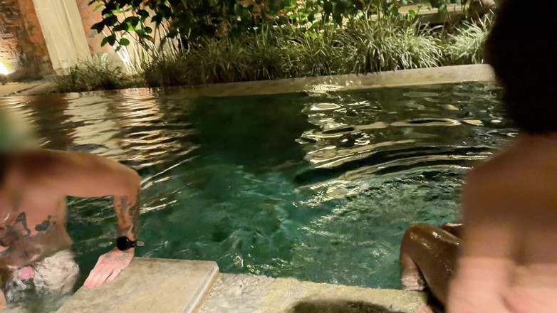 Mintaxxx69: Cornudo caliente junto a la piscina, esposa es follada por...